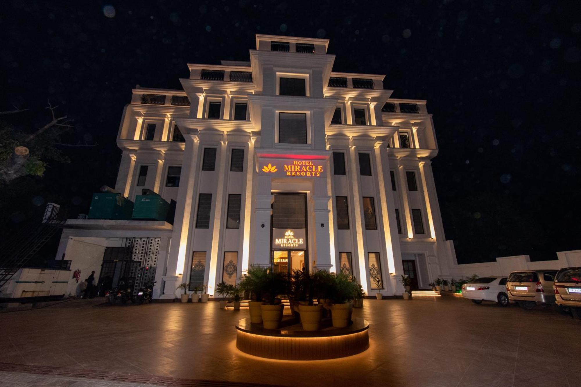Hotel Miracle Resort Phagwāra 외부 사진